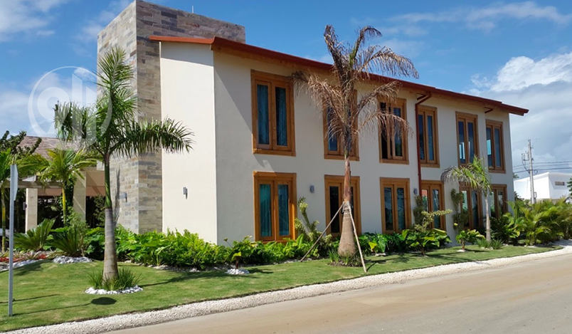 Venta de villa de 2 niveles en Punta Cana Village